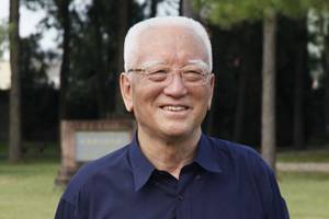 報告文學獎：獲獎作品《這里是紅軍走過的地方》作者：降邊嘉措（藏族）         創作感言　　長征也是文藝創作取之不盡、用之不竭的豐富源泉。早在10多年前，在親身參加過長征的老紅軍的鼓勵和指導下，我開始撰寫反映長征的長篇紀實文學《這里是紅軍走過的地方》。該書后來得到作協的支持，被列為中國作協的重點扶持作品。作品于2013年由作家出版社出版……