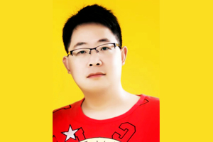 散文獎：獲獎作品《露水碩大》作者：楊犁民（苗族）         創作感言　　就我個人而言，精神家園永遠只是個草案，像修房子一樣立了幾根木棒，上了幾根大梁——它永遠不會有建成的一天。但是它又永遠沒有停下來的一天。就像我無數次看過的螞蟻，辛勤奔勞絕不是為一粒食物那么簡單，一定有另一種不為人知的價值和意義。人在有自己的世俗生活的同時，還應該有自己的精神生活。