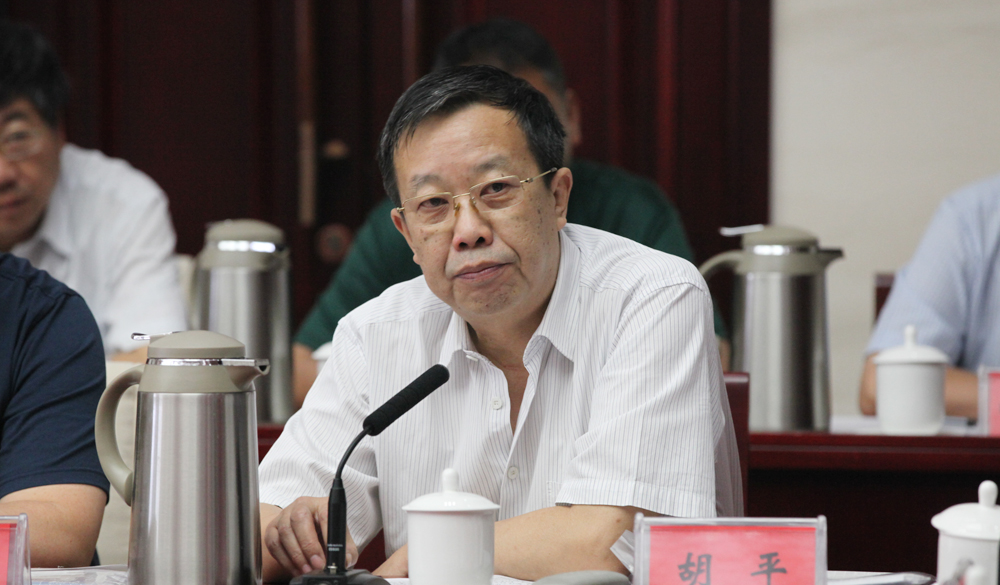 8月2日，評委胡平在終評會上介紹小組討論情況