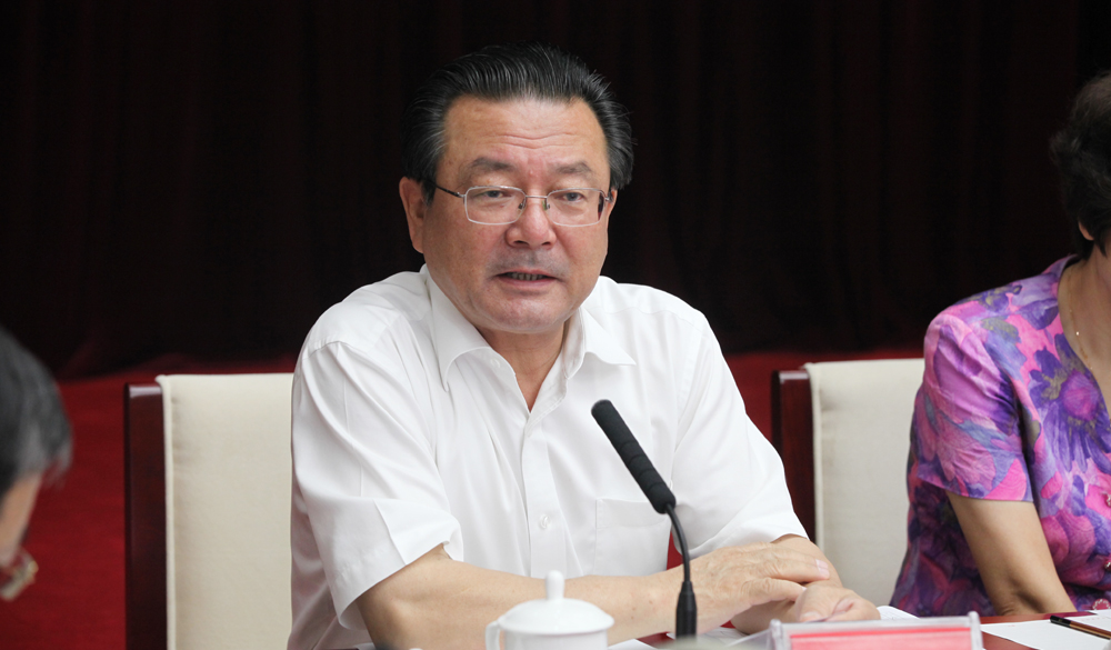 8月2日，評委艾克拜爾·米吉提在終評會上介紹小組討論情況