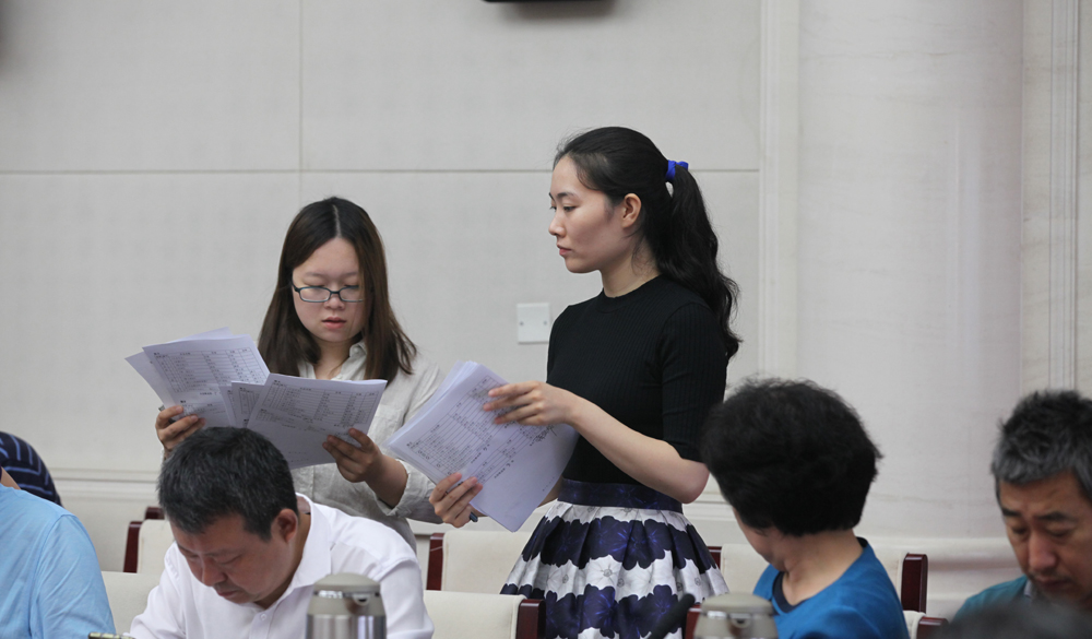 8月2日，第十一屆全國少數民族文學創作“駿馬獎”終評會工作人員收回評委投票