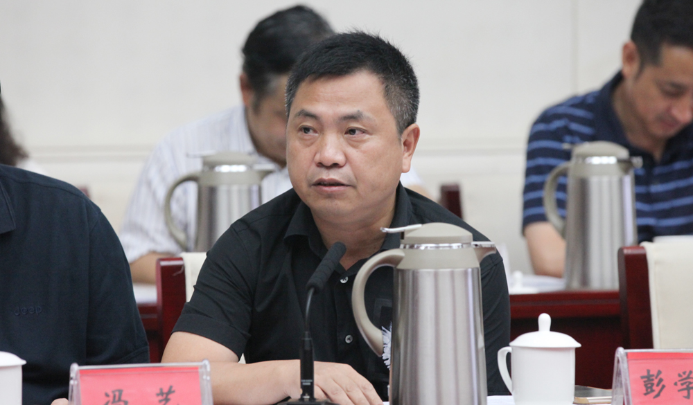 8月2日，評委彭學明在終評會上介紹小組討論情況