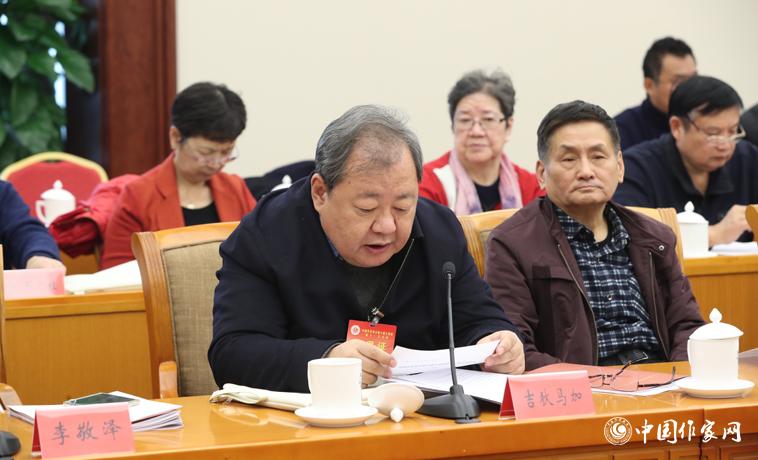 11月28日，吉狄馬加在中國作協八屆十一次主席團會上宣讀文件。
