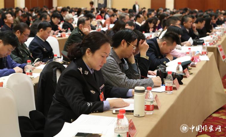 12月1日，中國作家協會第九次全國代表大會第二次全體會議召開，與會代表聽取報告。