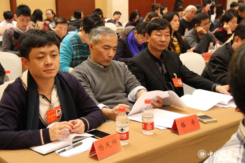 12月1日，第二次全體會召開，與會代表聽取報告。