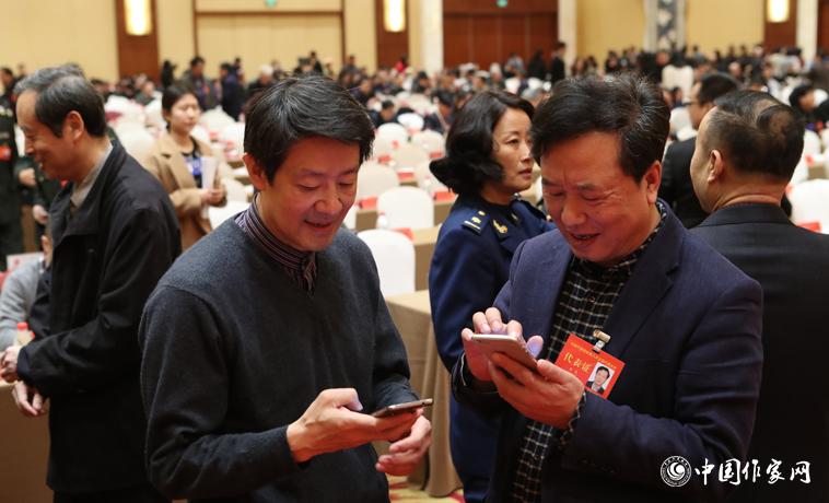 12月1日，第二次全體會議開始前，與會代表陳眾議與代表交談。