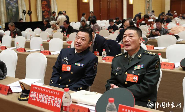 12月1日，第二次全體會議開始前，與會代表徐貴祥、李亞交談。