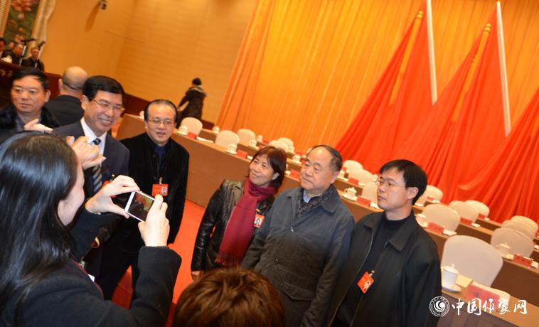 12月1日，莫言被粉絲代表們簇擁