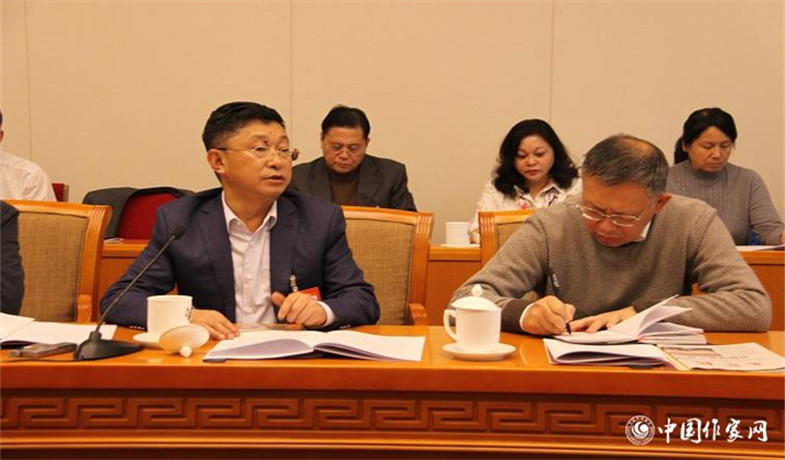 11月30日，黑龍江、四川代表團分組學習討論，代表阿來發言。