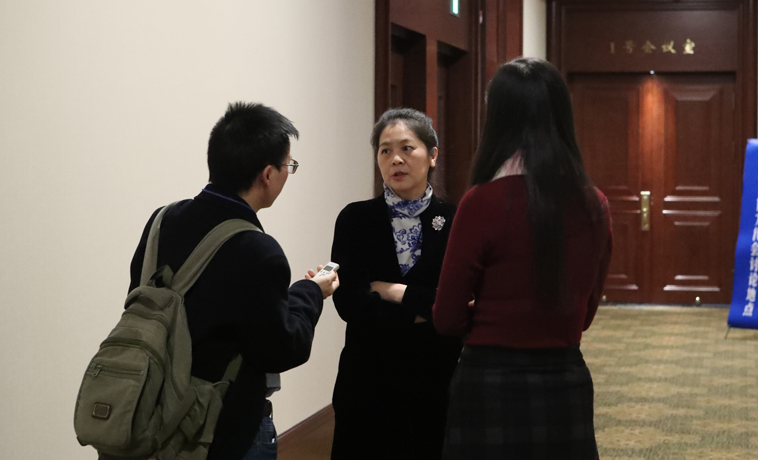 12月1日，黑龍江、四川代表團分組學習討論，遲子建代表接受媒體采訪。