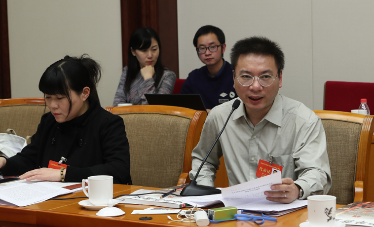12月1日，上海代表團分組學習討論，路內發言。