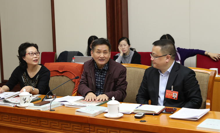 12月1日，上海代表團分組學習討論，葉辛發言。