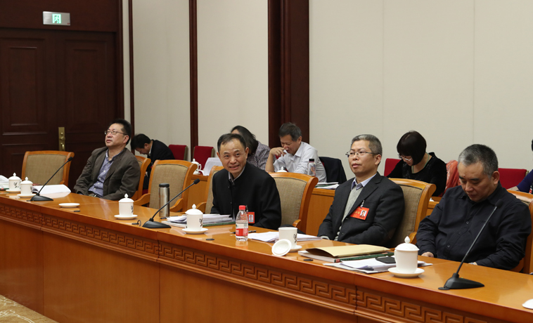 12月1日，福建、湖南團分組學習討論。