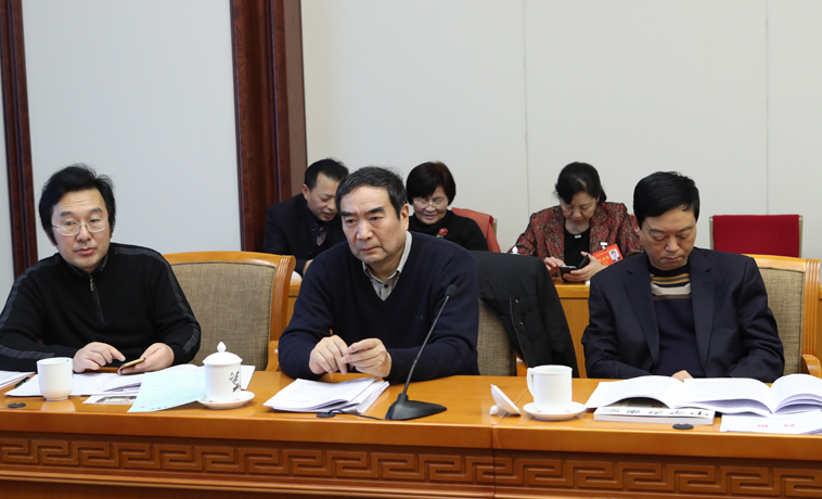 12月1日，河南、湖北團分組學習討論。