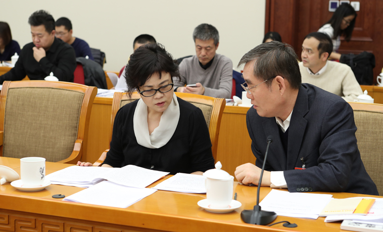 12月1日，中國作協代表團分組學習討論，鐵凝、錢小芊交流。