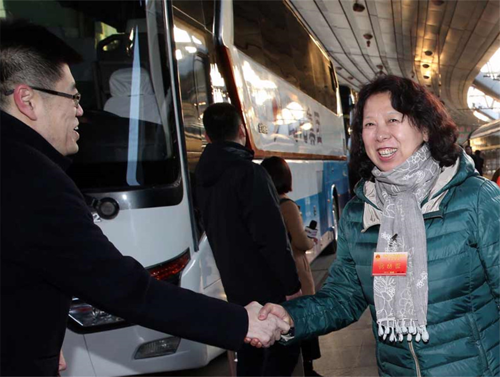 3月2日，出席十二屆全國人大五次會議的黑龍江代表團乘坐火車抵達北京站。
