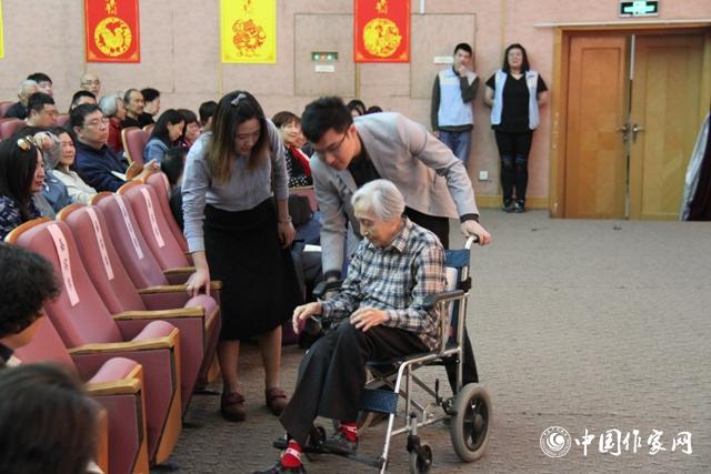 開場前，于是之的遺孀李曼宜來到現(xiàn)場