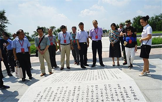 采訪團參觀黑山阻擊戰101高地舊址