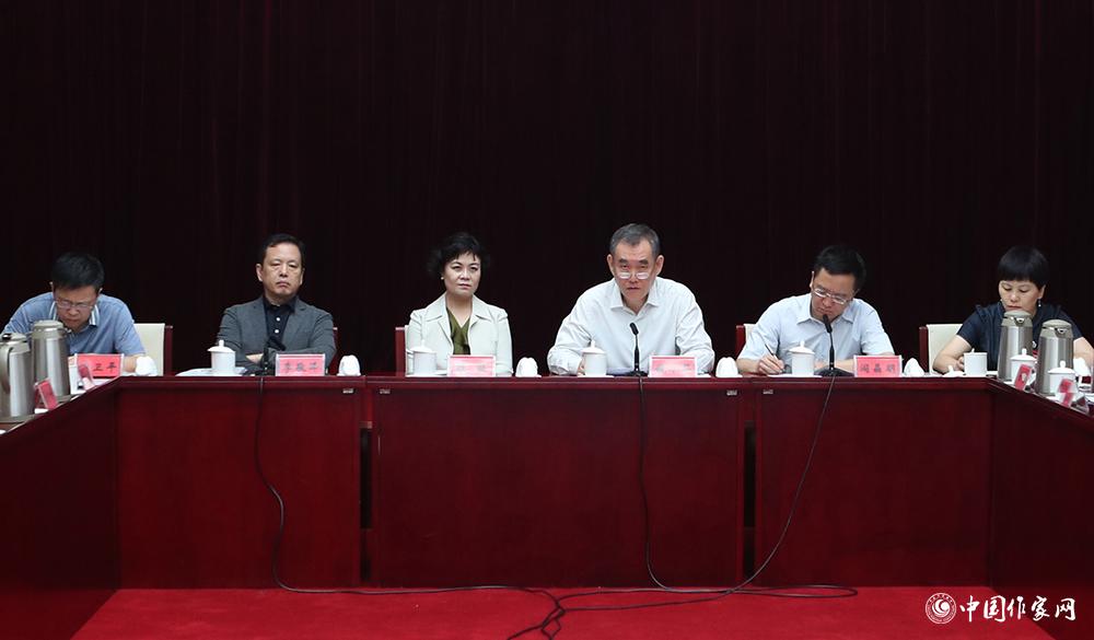 中國作協主席、第十屆兒獎評委會名譽主任鐵凝（左三）出席會議