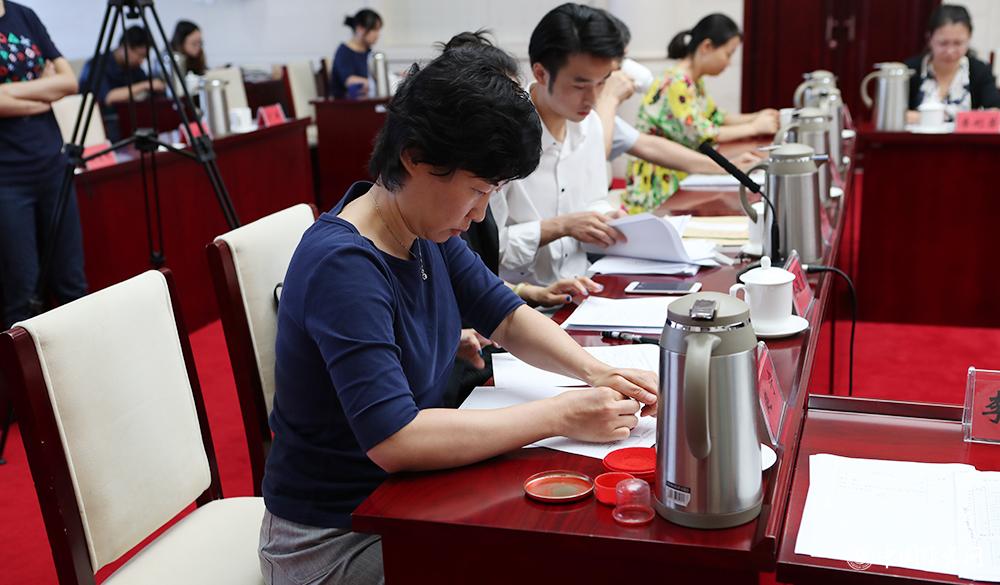 8月4日，紀律監察組人員對選票結果蓋章封存