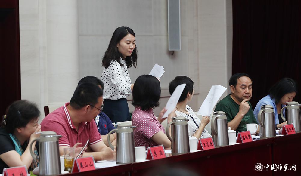 8月4日，第十屆兒獎評委會第六次全體會議上，聯絡員收回選票