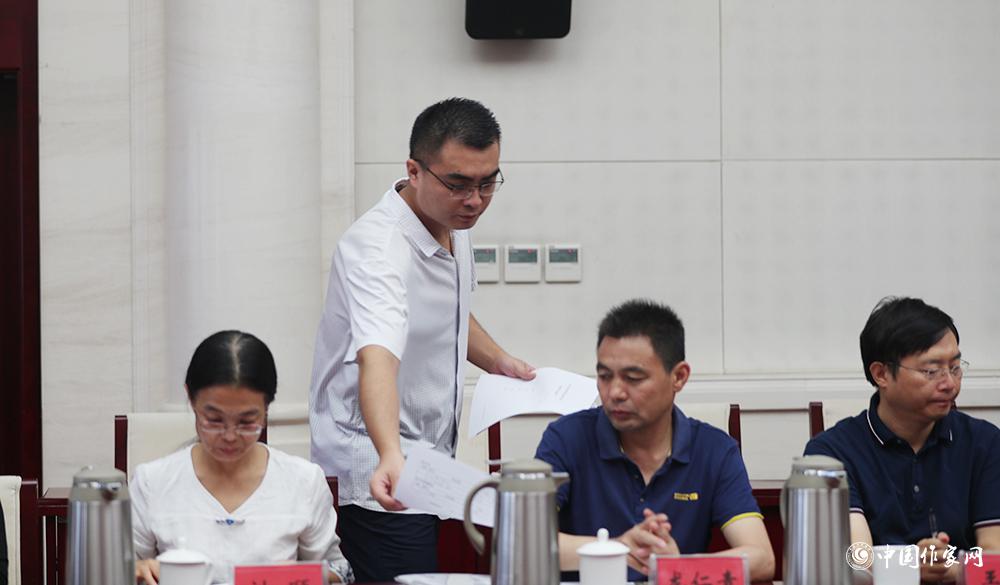 8月4日，第十屆兒獎評委會第六次全體會議上，聯絡員發放選票