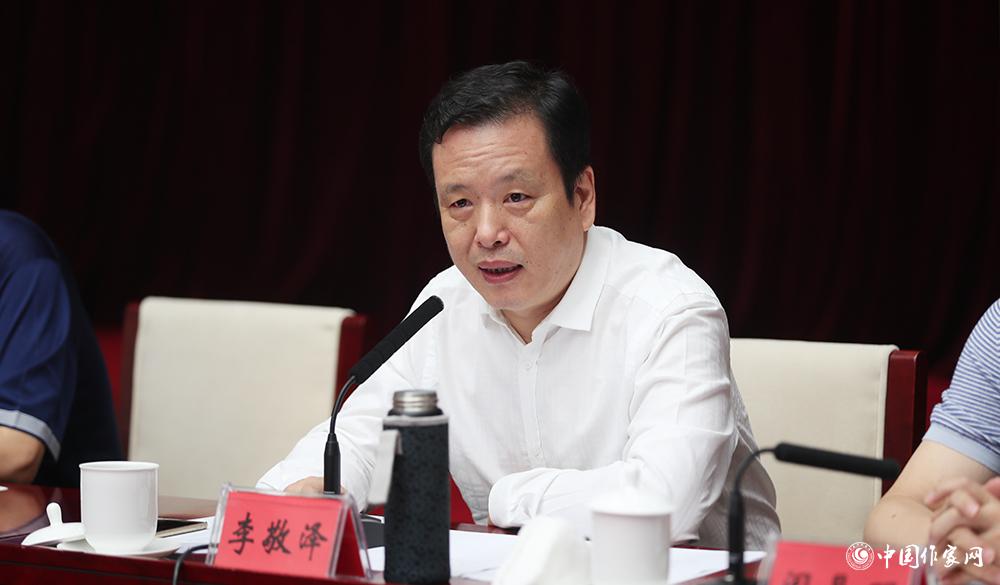 8月4日，李敬澤主持第十屆全國優秀兒童文學獎評委會第六次全體會議
