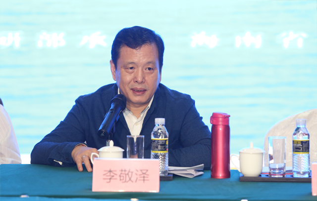 中國作協(xié)黨組成員、副主席李敬澤主持開幕式