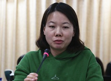 岳雯：“為己”的寫作與限度意識“剜爛蘋果?銳批評文叢”建立在“破”的基礎上，“把爛的剜掉，把好的留下來吃”。[詳細]