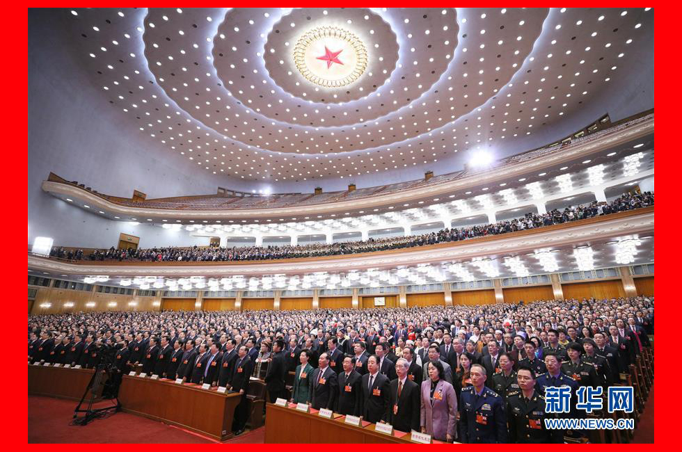 3月20日，第十三屆全國(guó)人民代表大會(huì)第一次會(huì)議舉行閉幕會(huì)。這是代表在唱國(guó)歌。