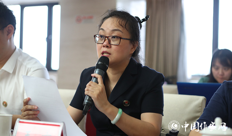 8月11日，公證處公證員在終評會上宣讀公證書