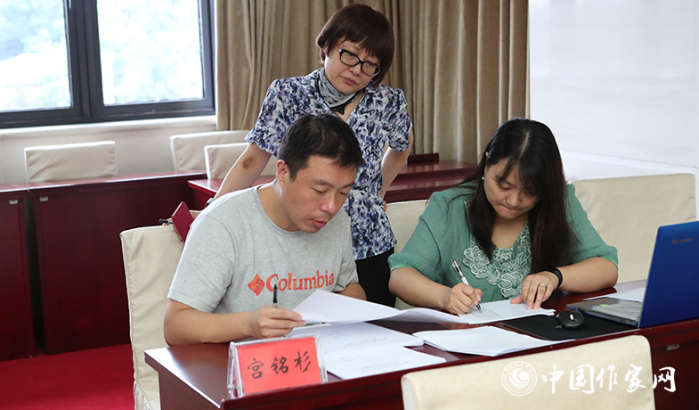 8月11日，聯絡員統計選票，紀監組人員監督工作