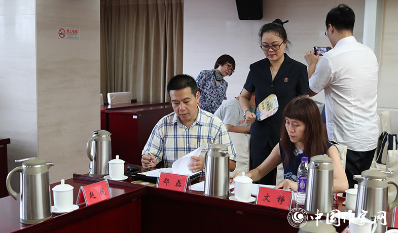 8月11日，聯絡員統計選票，公證處人員監督工作