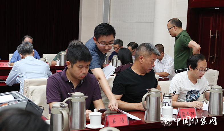 8月11日，聯絡員在向評委會收發選票