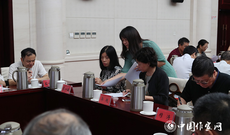 8月11日，聯絡員在向評委會收發選票