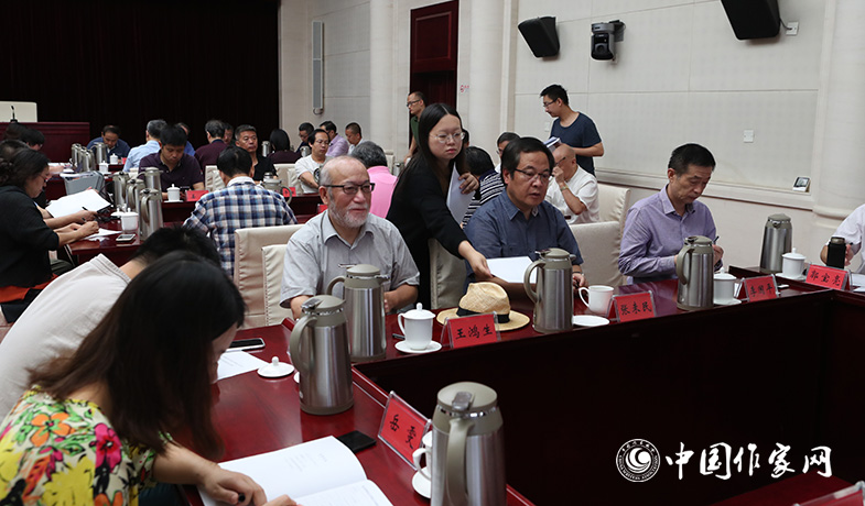 8月11日，聯絡員在向評委會收發選票