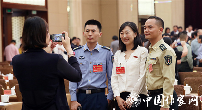 開幕式結束后，代表們合影留念