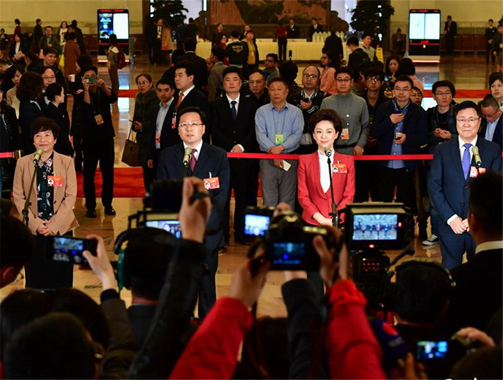 全國(guó)政協(xié)委員接受記者采訪。