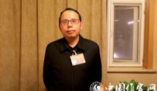 歐陽(yáng)黔森代表在駐地接受記者采訪 