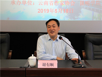 大多數(shù)優(yōu)秀文學(xué)作品都會給讀者以飽滿與扎實的閱讀之感，正如謝有順所說，盡管寫作是進入一個想象的世界，但這個想象，終歸是從生活根系里長出來的。真實的寫作，總是起源于作家對自己最熟悉的人、事、物的基本感受……