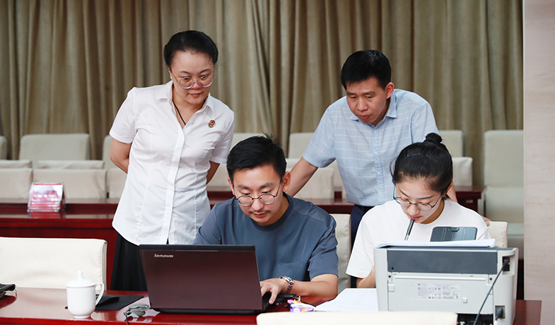 聯(lián)絡員在監(jiān)察組、公證員監(jiān)督下統(tǒng)計選票