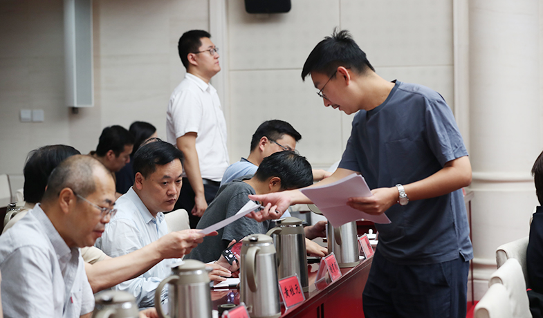 聯(lián)絡員分發(fā)、清點選票