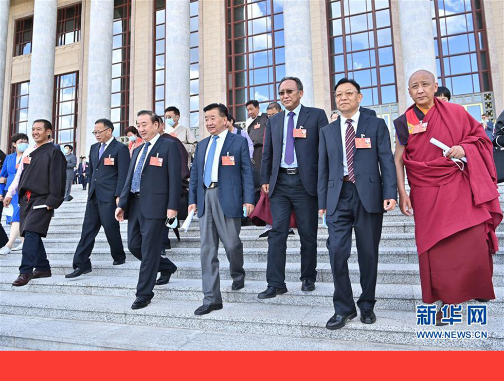 5月27日，全國政協十三屆三次會議在北京人民大會堂舉行閉幕會。閉幕會后，委員們走出人民大會堂。