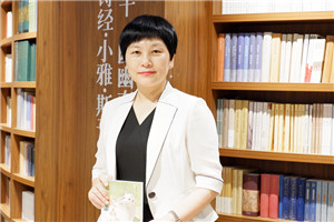 童話：獲獎作品《南村傳奇》作者：湯素蘭         獲獎感言　　這部作品由四個看似獨立，實則緊密相聯的故事組成。這四個故事分別是“舍身石”“少年與蟒蛇”“狐貍女婿”“丁婆婆”。這些故事是逐漸來到我的腦子里的。一些微小的種子，在多年前無意之間種下，多年以后，變成了靈感的火花。我想這就是寫作的迷人之處，也是寫作的神奇之處。