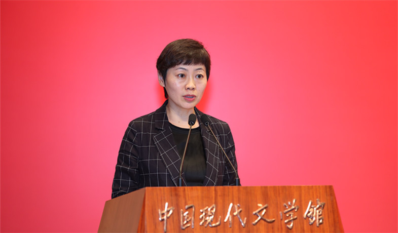 評委崔昕平宣讀獲獎詩歌、幼兒文學作品授獎辭