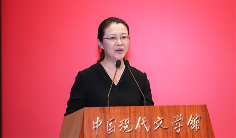 評委李利芳宣讀獲獎散文、科幻文學、青年作者短篇佳作獎作品授獎辭