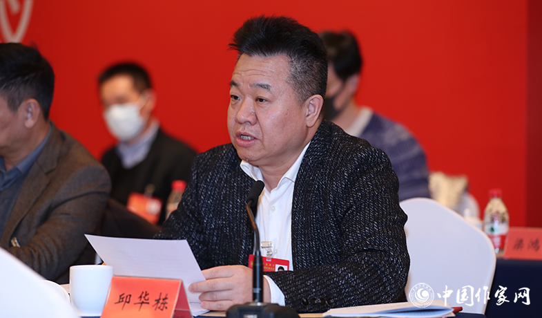 12月12日，中國作家協(xié)會(huì)第九屆全國委員會(huì)第六次全體會(huì)議在京舉行，中國作協(xié)書記處書記邱華棟宣讀會(huì)議文件