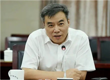 潘凱雄：別開生面的紅色敘事　　節奏上無論是快抑或是慢，其語言則是一如既往的優雅、精準和凝練……[詳細]