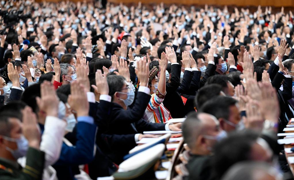 10月22日，中國共產黨第二十次全國代表大會閉幕會在北京人民大會堂舉行。這是代表舉手表決。