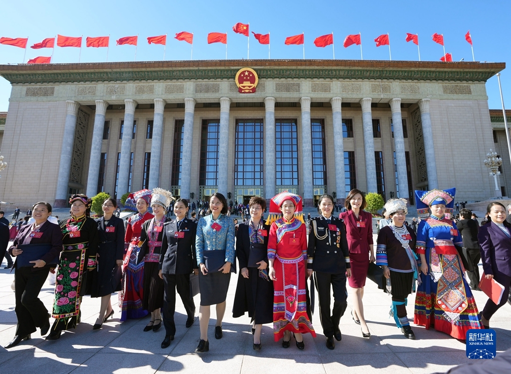 10月22日，中國共產黨第二十次全國代表大會閉幕會在北京人民大會堂舉行。這是閉幕會后，代表走出人民大會堂。